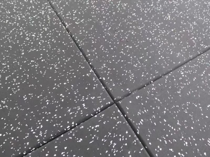 Eine Nahaufnahme von verschiedenen Turnmattenmaterialien wie Gummi und Schaumstoff.